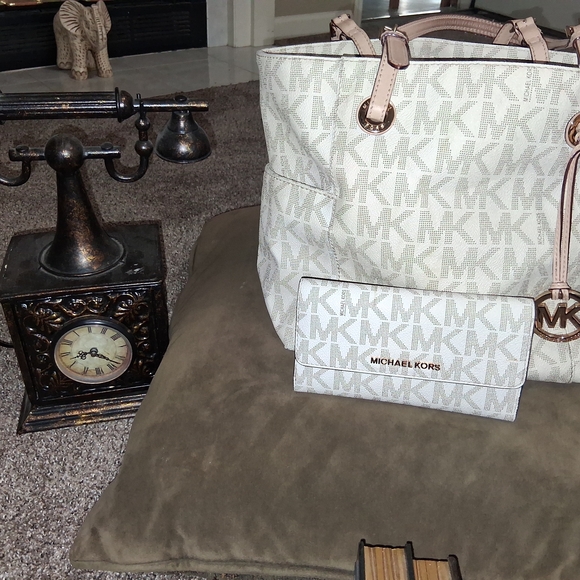 Michael Kors Cream and Tan Tote Bag - Picture 3 of 10
